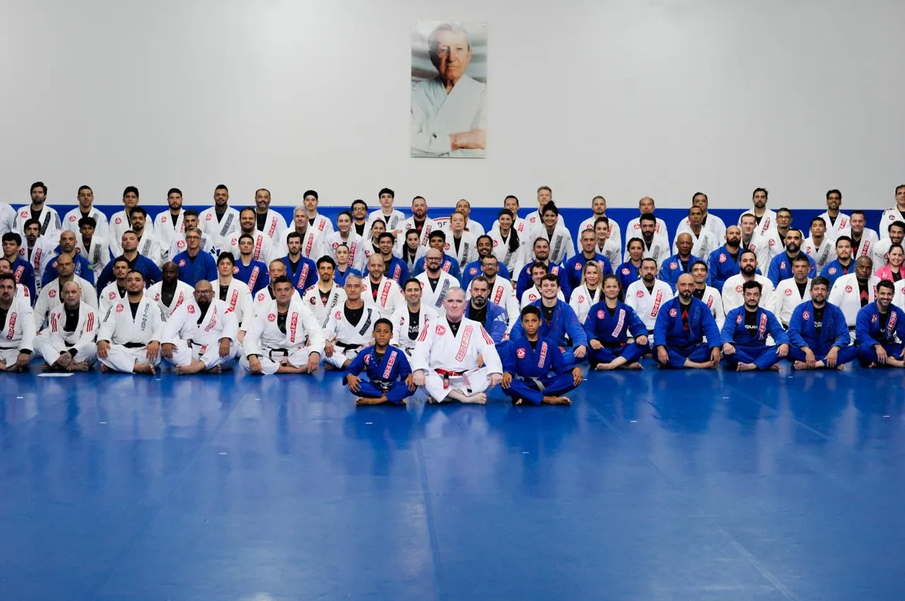 Equipe da Gracie Barra Campinas reunida no tatame